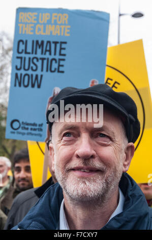 Londres, Royaume-Uni. 29 novembre 2015. Jeremy Corbyn, leader du parti du travail assiste à la mars climatique, l'un de ces nombreux défilés qui ont lieu dans les plus grandes villes du monde, exigeant que les gouvernements prennent des mesures contre le changement climatique. Des milliers de personnes ont marché à la suite d'une route à travers la capitale de Park Lane à Millbank. Crédit : Stephen Chung / Alamy Live News Banque D'Images