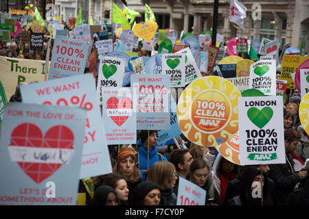 Londres, Royaume-Uni. Dimanche 29 novembre 2015. Mars peuples pour la justice climatique et l'emploi de démonstration. Manifestants rassemblés par dizaines de milliers à protester contre toutes sortes de problèmes environnementaux comme la fracturation, de l'air pur, et les énergies alternatives, avant les grandes discussions sur le changement climatique. Des pancartes appelant à 100 % de l'énergie propre. Banque D'Images