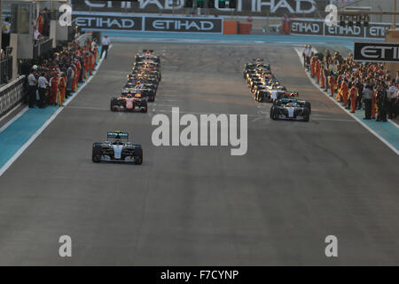 Circuit de Yas Marina, à Abu Dhabi. 29 Nov, 2015. Grand Prix d'Abu Dhabi, jour de la course. La grille de formule 1 Préparation de la race : Action Crédit Plus Sport/Alamy Live News Banque D'Images