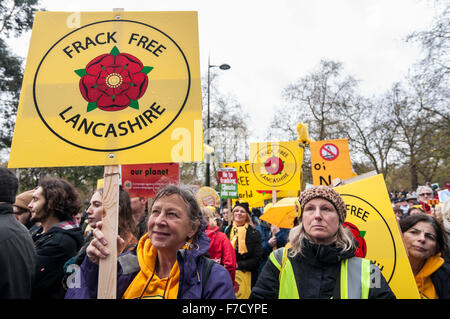 Londres, Royaume-Uni. 29 novembre 2015. L'avenir de demain, les négociations sur le climat de Paris, des milliers de personnes, y compris des anti-fracking prend en charge les frais généraux des bannières ondulant, prendre part à la mars climatique, l'un de ces nombreux défilés qui ont lieu dans les plus grandes villes du monde, exigeant que les gouvernements prennent des mesures contre le changement climatique. La marche suivie d'un itinéraire à travers la capitale de Park Lane à Millbank. Crédit : Stephen Chung / Alamy Live News Banque D'Images