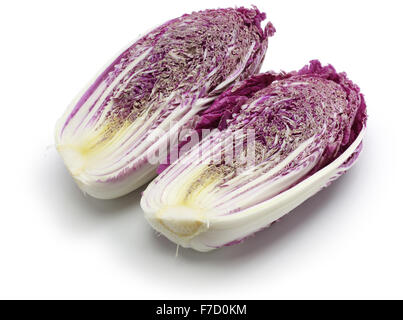 Chou chinois violet isolé sur fond blanc Banque D'Images