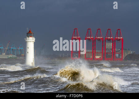 New Brighton, Wirral, UK Weather Fort Perchaude phare. Des vents violents lash côte nord-ouest et le Light House à l'entrée de l'estuaire de la Mersey. Clodagh Storm batters Grande-bretagne avec 70mph vent et vagues géantes batter le littoral. Banque D'Images