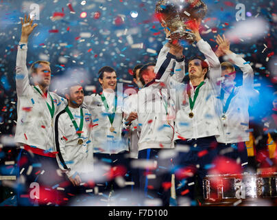 Gand, Belgique, le 29 novembre 2015, la finale de la Coupe Davis, Belgium-Great la Grande-Bretagne, troisième jour, Andy Murray (GBR) soulève le trophée de la Coupe Davis entre les membres de son équipe Photo : Tennisimages/Henk Koster Banque D'Images