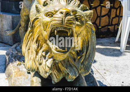 Sculpture en bronze d'un lion roaring rues de Marbella en Espagne Banque D'Images