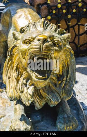 Sculpture en bronze d'un lion roaring rues de Marbella en Espagne Banque D'Images