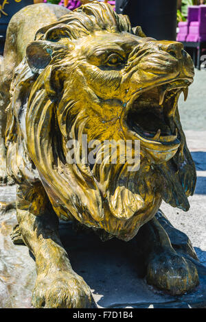 Sculpture en bronze d'un lion roaring rues de Marbella en Espagne Banque D'Images