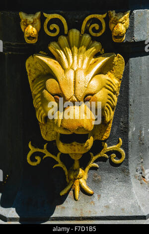 Sculpture en bronze d'un lion roaring rues de Marbella en Espagne Banque D'Images