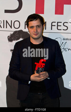 Turin, Italie. 28 Nov, 2015. Karim Leklou acteur reçoit les prix du meilleur acteur au Festival du Film de Turin. Le Torino Film Festival (aussi appelé le Festival du Film de Turin, la FFT) est un festival international du film qui a lieu chaque année à Turin, Italie. Lieu tous les mois de novembre, c'est le deuxième plus grand film festival en Italie, après le Festival du Film de Venise. © Marco Destefanis/Pacific Press/Alamy Live News Banque D'Images