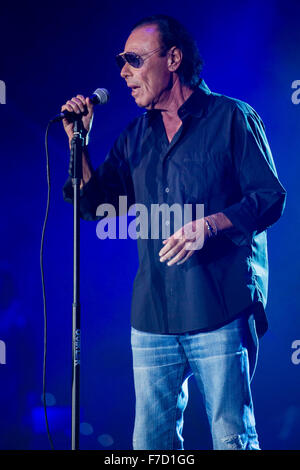 Turin, Italie. 28 Nov, 2015. Chanteur romain Antonello Venditti live au Pala Millares avec sa 'Tour' de la tortue. Antonello Venditti est un chanteur et auteur-compositeur italien qui s'est rendu célèbre dans les années 1970 pour l'industrie des thèmes de ses chansons. © Elena Aquila/Pacific Press/Alamy Live News Banque D'Images