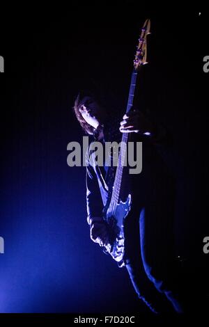 Milan, Italie. 28 Nov, 2015. Jean LevŽn du groupe de rock suédois Europe représenté sur scène en tant qu'il fait vivre à Alcatraz Milan, Italie © Roberto Finizio/Pacific Press/Alamy Live News Banque D'Images