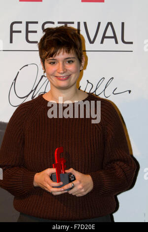 Turin, Italie. 28 Nov, 2015. Film maker Olivia Molnar est décerné à Torino Film Festival. Le Torino Film Festival (aussi appelé le Festival du Film de Turin, la FFT) est un festival international du film qui a lieu chaque année à Turin, Italie. Lieu tous les mois de novembre, c'est le deuxième plus grand film festival en Italie, après le Festival du Film de Venise. © Marco Destefanis/Pacific Press/Alamy Live News Banque D'Images