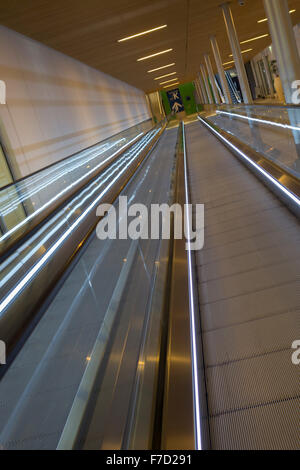 Trottoir roulant à l'aéroport Charles de Gaulle Paris France Banque D'Images