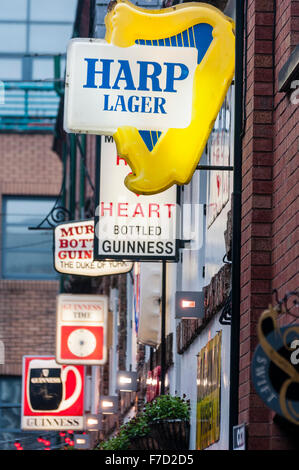 Publicité Guinness et signes d'autres bières au duc de York pub à Belfast Banque D'Images