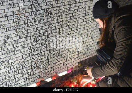 Kiev, Ukraine. 28 Nov, 2015. Les Ukrainiens allument des bougies lors d'une cérémonie commémorative à proximité d'un monument aux victimes de la Grande Famine dans la région de Kiev. Les Ukrainiens allument des bougies pour marquer un jour de mémoire pour les victimes de l'Holodomor de 1932-1933. L'Holodomor a été une famine provoquée par le dictateur soviétique Joseph Staline. Le résultat fut la mort de plus de cinq millions d'Ukrainiens. © Nazar Furyk/Pacific Press/Alamy Live News Banque D'Images