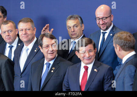 Bruxelles, Bxl, Belgique. 29 Nov, 2015. (L-R) Roumanie Le président Klaus Iohannis, Président chypriote Nicos Anastaciades, Premier ministre hongrois, Viktor Orban, Premier Ministre turc Ahmet Davutoglu, Premier ministre belge, Charles Michel, Donald Tusk, le président du Conseil européen lors d'une photo de famille au début du sommet UE-Turquie à Bruxelles, Belgique le 29.11.2015 par Wiktor Dabkowski © Wiktor Dabkowski/ZUMA/Alamy Fil Live News Banque D'Images