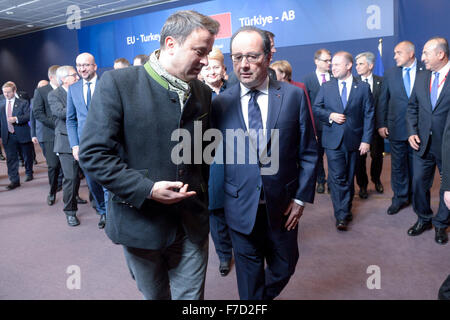 Bruxelles, Bxl, Belgique. 29 Nov, 2015. (L-R) Le Premier Ministre du Luxembourg Xavier Bettel et le président français François Hollande lors d'une photo de famille au début du sommet UE-Turquie à Bruxelles, Belgique le 29.11.2015 par Wiktor Dabkowski © Wiktor Dabkowski/ZUMA/Alamy Fil Live News Banque D'Images