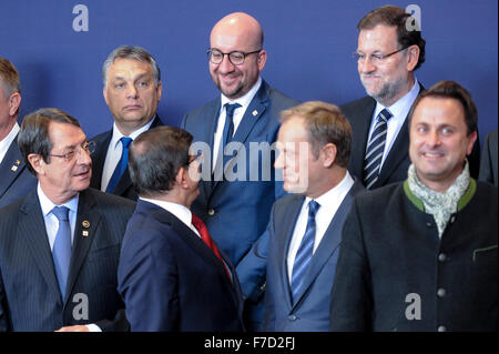 Bruxelles, Bxl, Belgique. 29 Nov, 2015. (L-R) Le président chypriote Nicos Anastaciades, Premier ministre hongrois, Viktor Orban, Premier Ministre turc Ahmet Davutoglu, Premier ministre belge, Charles Michel, Donald Tusk, le président du Conseil européen, le premier ministre Espagnol Mariano Rajoy et le Premier Ministre du Luxembourg Xavier Bettel et le président français François Hollande lors d'une photo de famille au début du sommet UE-Turquie à Bruxelles, Belgique le 29.11.2015 par Wiktor Dabkowski © Wiktor Dabkowski/ZUMA/Alamy Fil Live News Banque D'Images