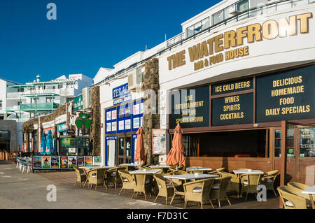 Magasins et pubs dans une station touristique espagnol Banque D'Images