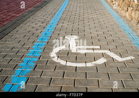 Sentier pavé de briques chemin marqué avec lane salon pour les personnes handicapées en fauteuil roulant fauteuil roulant Banque D'Images