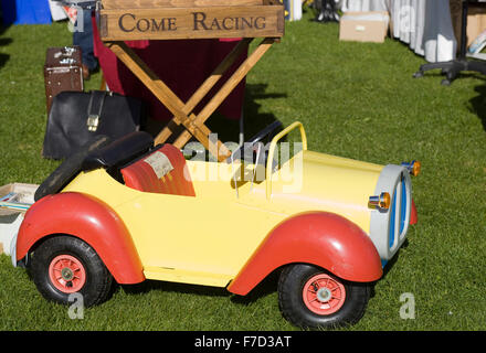 Noddi jouet voiture avec une boîte en bois racing venir sur une table et bric brac stall Banque D'Images