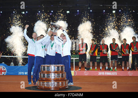 La Belgique. 29 Nov, 2015. La finale de la Coupe Davis, la Grande-Bretagne et la Belgique. Dernière journée des célibataires. Grande-bretagne tenant le trophée de la coupe Davis © Plus Sport Action/Alamy Live News Banque D'Images