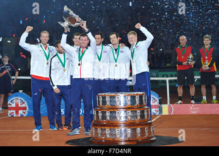 La Belgique. 29 Nov, 2015. La finale de la Coupe Davis, la Grande-Bretagne et la Belgique. Dernière journée des célibataires. Grande-bretagne tenant le trophée de la coupe Davis © Plus Sport Action/Alamy Live News Banque D'Images