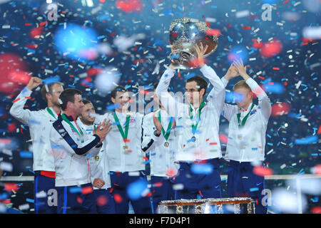 La Belgique. 29 Nov, 2015. La finale de la Coupe Davis, la Grande-Bretagne et la Belgique. Dernière journée des célibataires. Grande-bretagne tenant le trophée de la coupe Davis © Plus Sport Action/Alamy Live News Banque D'Images