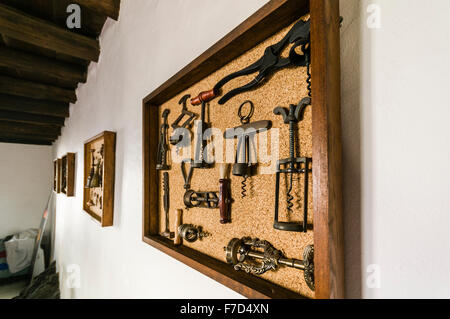 Bouteille de vin tire-bouchons anciens en exposition dans des cadres de tableau à un musée du vignoble à Lanzarote Banque D'Images