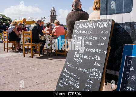 Inscrivez-vous à un stand au marché du dimanche de la ville de Teguise Lanzarote Canaries local publicité food Banque D'Images