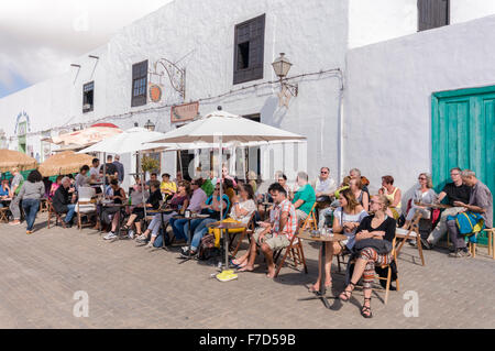 Les gens se détendre à l'extérieur d'un café restaurant dans la ville de Teguise Lanzarote Banque D'Images