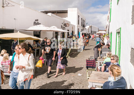 Les consommateurs dans le marché du dimanche dans la ville de Teguise Lanzarote Banque D'Images