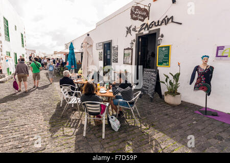 Les gens se détendre à l'extérieur d'un café restaurant dans la ville de Teguise Lanzarote Banque D'Images