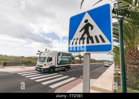 Inscrivez-vous pour un passage pour piétons dans un zèbre Spanish Town Banque D'Images