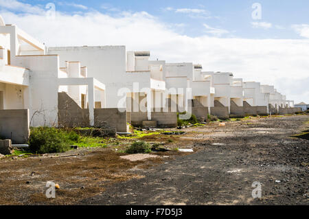 Appartements à moitié terminé sur un site de construction espagnol abandonné, fermé à la suite de la récession et de l'affaissement du marché financier en Banque D'Images