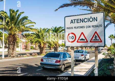 Les conducteurs d'avertissement des panneaux routiers à ralentir en raison de ralentisseurs routiers et passages pour piétons. Banque D'Images