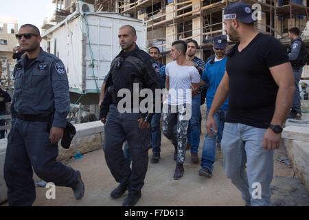 (151129) -- Jérusalem, le 29 novembre 2015 (Xinhua) -- les forces de sécurité israéliennes ont arrêté un Palestinien attaquant près de la scène d'une attaque de poignard à Jérusalem, le 29 novembre, 2015. Une femme a été légèrement blessé dans l'attaque au couteau d'un arrêt de bus à Jérusalem, quartier Romema. (Xinhua/JINI) Banque D'Images