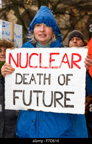 Bristol, UK, le 29 novembre, 2015. Un manifestant anti-nucléaire est représenté tenant une pancarte à la fin de l'action 'peuples Bristols sur le changement climatique' mars. Les dirigeants du monde se sont réunis à Paris le 30 novembre pour le sommet des Nations Unies sur le climat (COP21) Crédit : lynchpics/Alamy Live News Banque D'Images