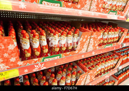 Étagère de figures de chocolat, Père Noël affiché dans les étagères de supermarché large pas de prix Banque D'Images