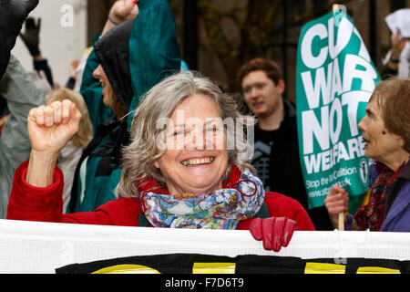 Bristol, UK, le 29 novembre, 2015. Malgré de fortes pluies et vents forts beaucoup de gens encore ont pris part à l'action de peuples Bristols sur le changement climatique de protestation et rallye à travers le centre-ville de Bristol. Un manifestant est illustrée comme la marche fait son chemin dans le centre de Bristol. Credit : lynchpics/Alamy Live News Banque D'Images