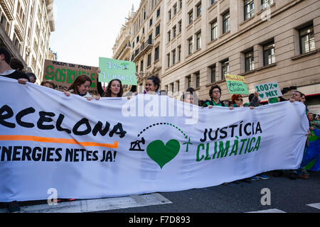 Barcelone, Catalogne, Espagne. 29 novembre, 2015. Les gens à Barcelone Inscrivez-vous le climat de la planète Mars. Les gens dans de grandes villes du monde entier se mobilisent pour faire pression sur les chefs du gouvernement à prendre des mesures contre le changement climatique. Marches et autres actions créatrices sont prévues dans plusieurs villes à travers le monde avant la Conférence des Nations Unies sur le climat (COP21) qui prendra part à Paris du 30 novembre jusqu'au 11 décembre 2015. Crédit : Oscar Dominguez/Alamy Live News Banque D'Images