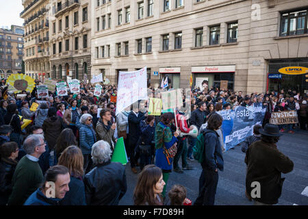 Barcelone, Catalogne, Espagne. 29 novembre, 2015. Les gens à Barcelone Inscrivez-vous le climat de la planète Mars. Les gens dans de grandes villes du monde entier se mobilisent pour faire pression sur les chefs du gouvernement à prendre des mesures contre le changement climatique. Marches et autres actions créatrices sont prévues dans plusieurs villes à travers le monde avant la Conférence des Nations Unies sur le climat (COP21) qui prendra part à Paris du 30 novembre jusqu'au 11 décembre 2015. Crédit : Oscar Dominguez/Alamy Live News Banque D'Images