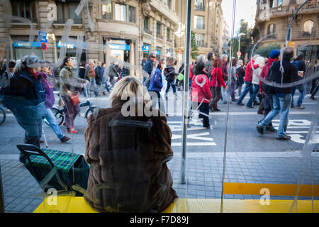 Barcelone, Catalogne, Espagne. 29 novembre, 2015. Les gens à Barcelone Inscrivez-vous le climat de la planète Mars. Les gens dans de grandes villes du monde entier se mobilisent pour faire pression sur les chefs du gouvernement à prendre des mesures contre le changement climatique. Marches et autres actions créatrices sont prévues dans plusieurs villes à travers le monde avant la Conférence des Nations Unies sur le climat (COP21) qui prendra part à Paris du 30 novembre jusqu'au 11 décembre 2015. Crédit : Oscar Dominguez/Alamy Live News Banque D'Images