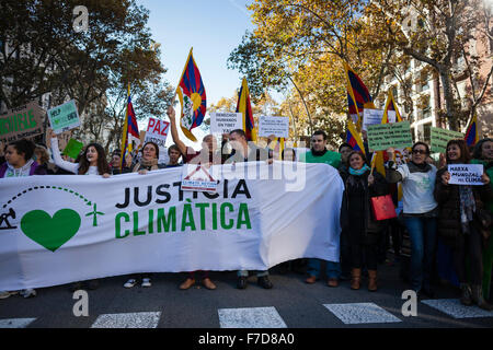 Barcelone, Catalogne, Espagne. 29 novembre, 2015. Les gens à Barcelone Inscrivez-vous le climat de la planète Mars. Les gens dans de grandes villes du monde entier se mobilisent pour faire pression sur les chefs du gouvernement à prendre des mesures contre le changement climatique. Marches et autres actions créatrices sont prévues dans plusieurs villes à travers le monde avant la Conférence des Nations Unies sur le climat (COP21) qui prendra part à Paris du 30 novembre jusqu'au 11 décembre 2015. Crédit : Oscar Dominguez/Alamy Live News Banque D'Images