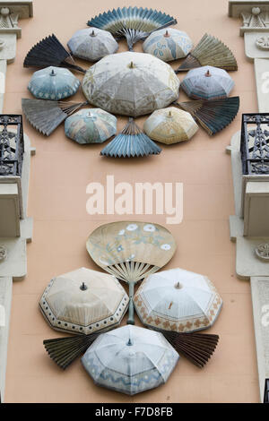 Des parasols et des fans de décoration sur un immeuble sur la rue la Rambla Barcelona Banque D'Images