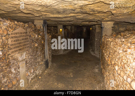 Crânes dans les catacombes de Paris Banque D'Images