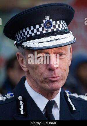 Le commissaire de la Police métropolitaine Sir Bernard Hogan-Howe parle aux médias à Ealing Broadway. Banque D'Images