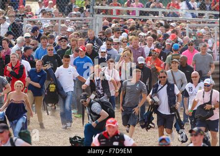 Fans britanniques envahissent le circuit à célébrer la victoire de Lewis Hamilton au 2014 British Grand Prix de F1 à Silverstone. Banque D'Images