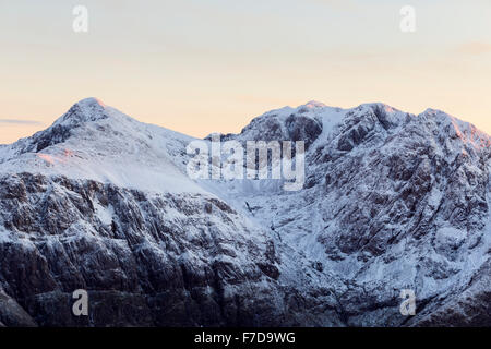 Stob Coire nan Lochan et l'impressionnant massif de forme Bidean nam Bian en hiver, Glen Coe, Ecosse Banque D'Images
