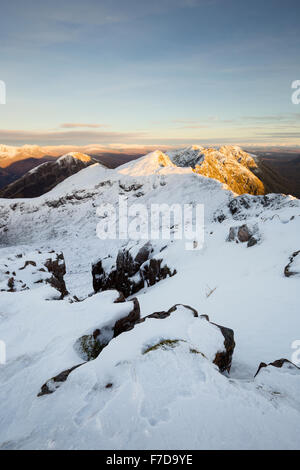 Feu de fin d'après-midi sur la crête escarpée de l'Aonach Eagach (Glen Coe, Ecosse) en hiver Banque D'Images