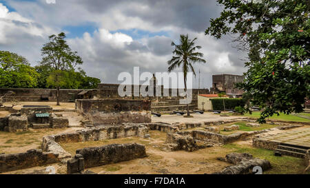 Fort Jesus à Mombasa sur un jour nuageux, Kenya Banque D'Images